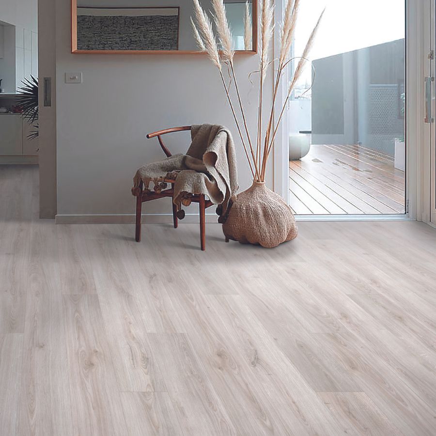 Laminate floors in an entry way